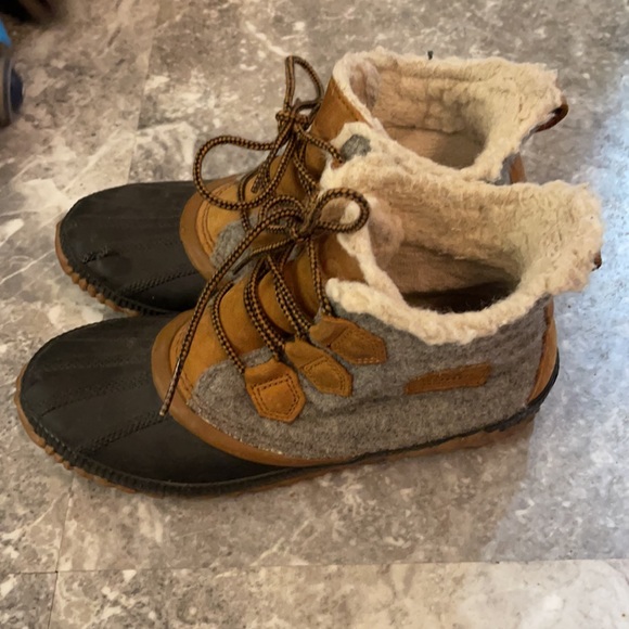 Good condition sorel booties - Picture 2 of 6